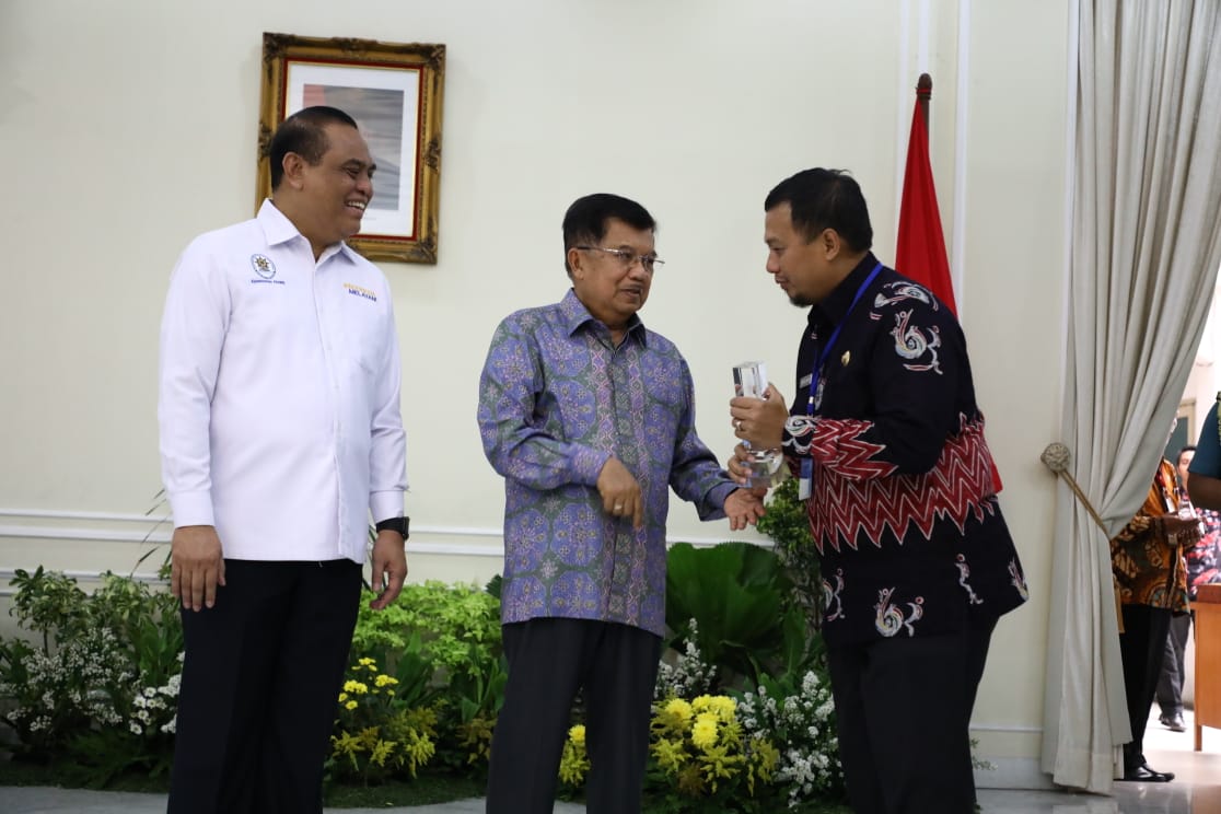 Wapres Jusuf Kalla beri penghargaan Top 45 inovasi pelayanan publik ke Pemkot Makassar Iqbal Suhaeb, Jakarta Selasa,15 Oktober 2019.