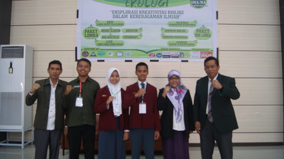 Peserta Biofest 2019 foto bersama dengan Dekan FTK UIN Alauddin Makassar Dr Marjuni, Senin, 21 Oktober 2019 (Foto: Istimewa/zonatimes.com)