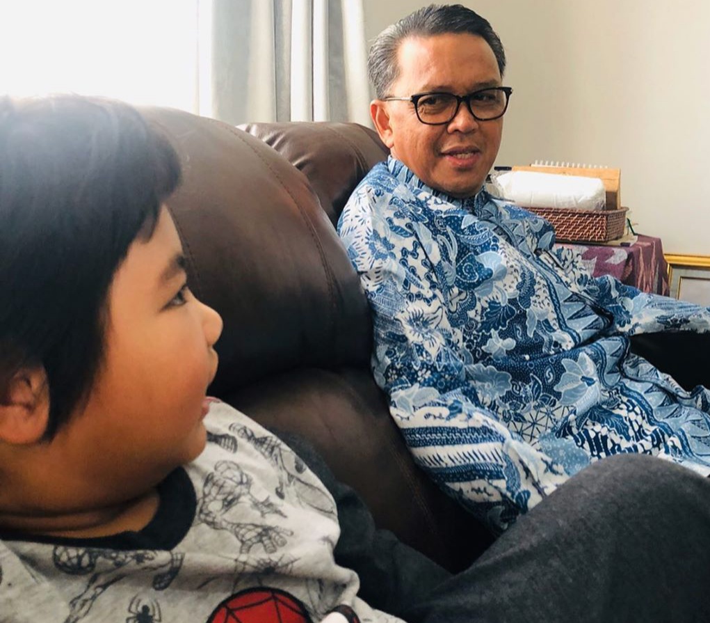 Nurdin Abdullah Gubernur Sulawesi Selatan bersantai di akhir pekan bersama cucu-cucunya (Foto: Instagram Nurdin Abdullah/zonatimes.com