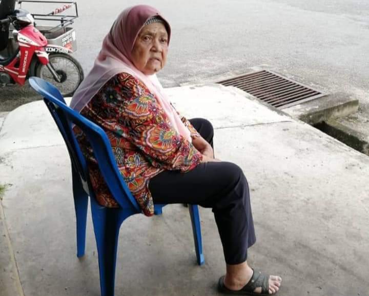 Ibu di Malaysia dibuang sama anak kandungnya di Toko (Foto: Facebook Cek Rozz Jannah/zonatimes.com)