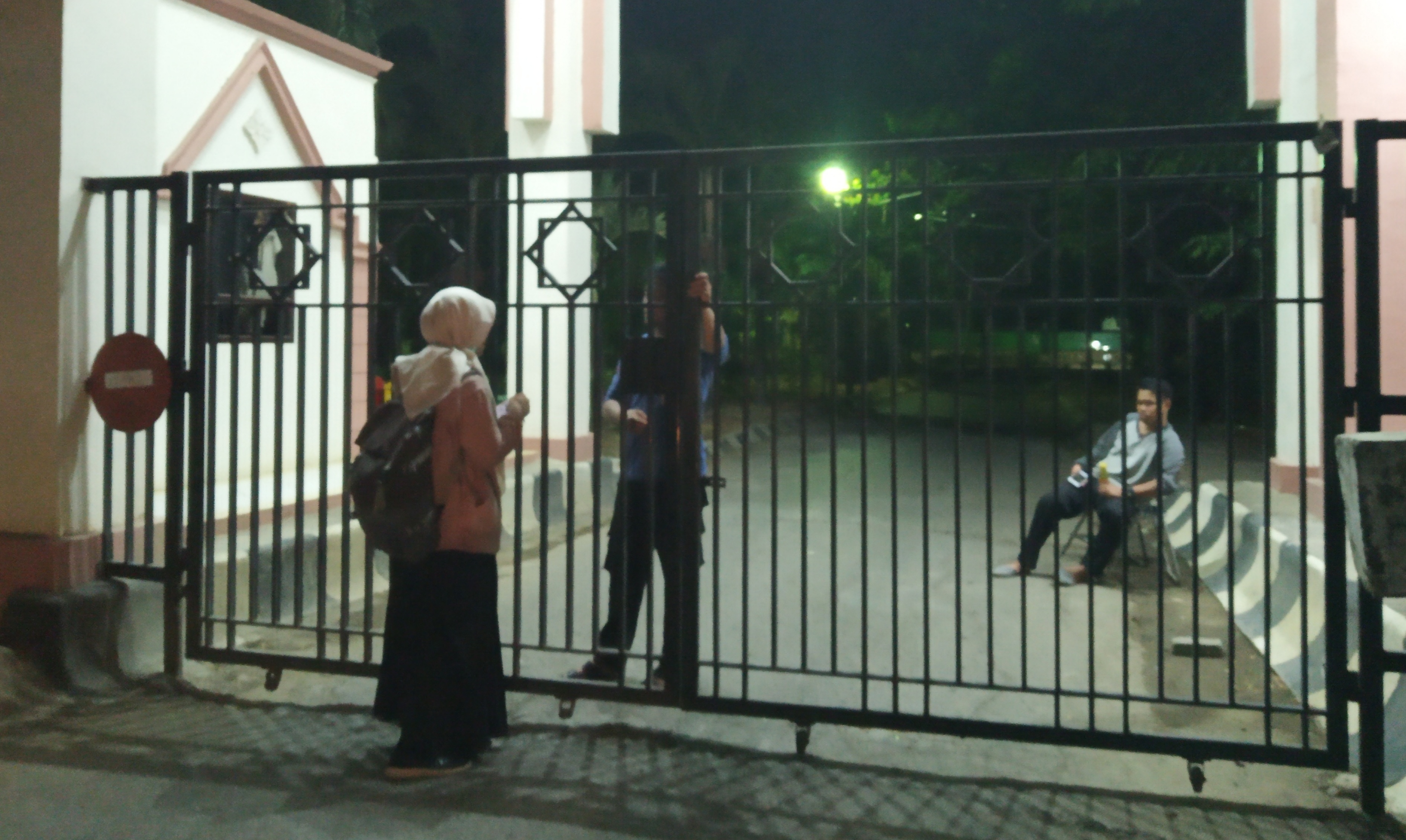 Pagar Kampus UIN Alauddin Makassar dikunci (Foto: Istimewa/zonatimes.com)