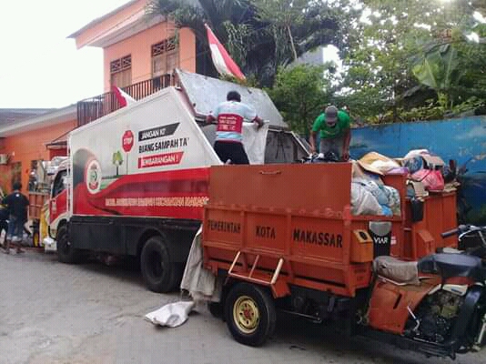 Satgas Kebersihan Makassar angkut sampah warga (Foto:Ist/zonatimes.com)