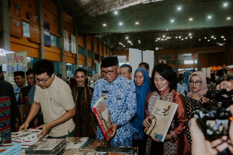 Nurdin Abdullah resmi membuka Bazar Buku Big Bad Wolf (Foto:Ist/zonatimes.com)