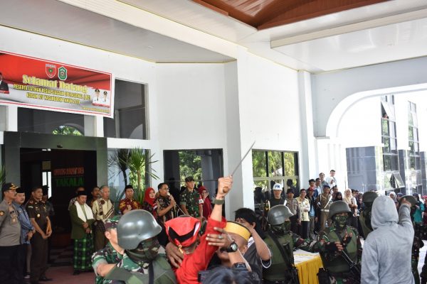 Wabup Takalar terima dua kubu pengunjuk rasa dalam simulasi LKO Kodam XIV/Hasanuddin (Foto: Jaya/zonatimes.com)