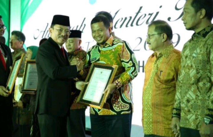 Penyerahan penghargaan oleh Kemenkes Tarawan ke Pemkot Makassar Iqbal Suhaeb.