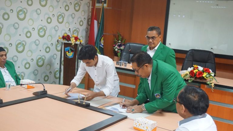 Rektor UMI tandatangan MoU PT MallSampah (foto:Tajuk/zonatimes.com)