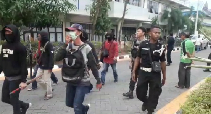 Puluhan massa membawa senjata tajam masuk di kampus Unismuh Makassar cari mahasiswa Palopo (Foto: Screenshot Vi/zonatimes.com)