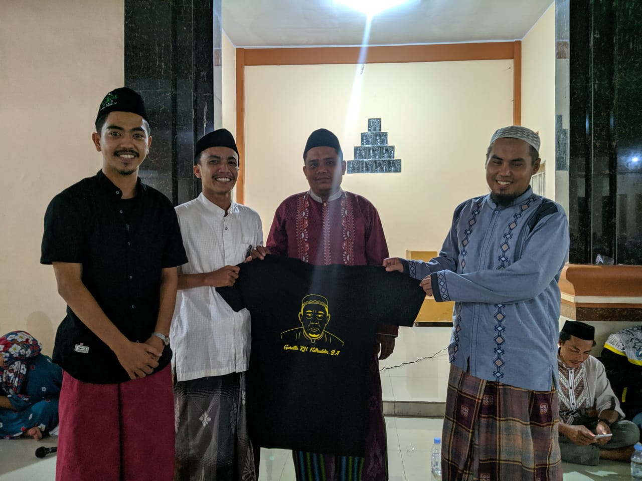 Alumni serahkan baju kaos Gurutta KH Fathuddin BA ke pimpinan pondok pesantren DDI Bantaeng (Foto: Ist)