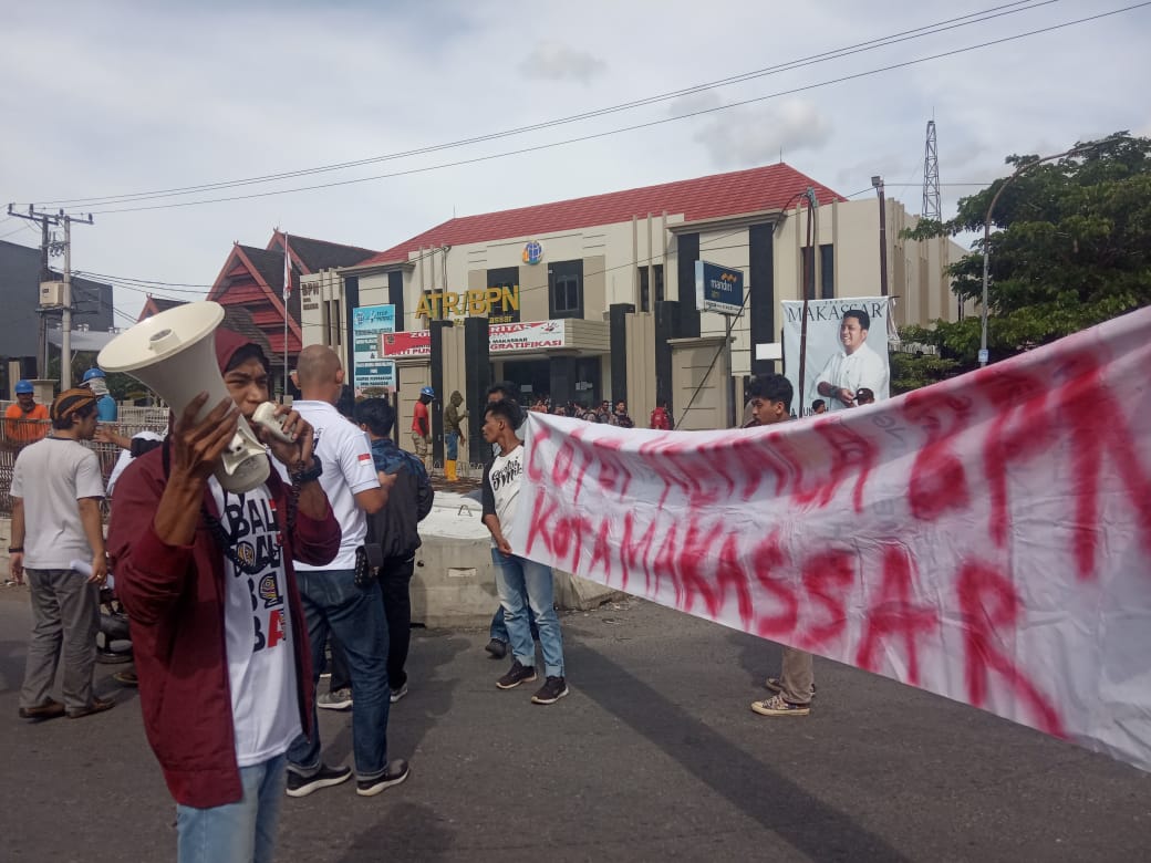 Massa aksi Demo Pospera Sulsel berunjuk rasa di depan Kantor BPN Makassar (Foto: syukur)