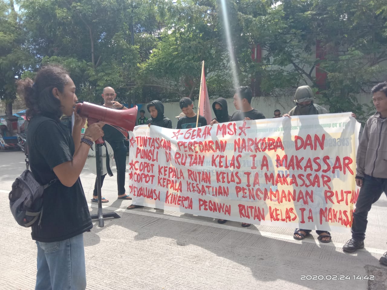 Massa aksi Gerak Misi demo di depan Kelas 1 A Makassar Jalan Sultan Alauddin (Foto: Ist)