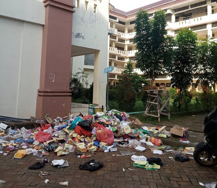 Sampah berserakan di taman fakultas tarbiyah dan keguruan UIN Alauddin Makassar (Foto: @mahasiswa_uinam)