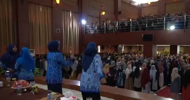 Video hiburan dosen perempuan main TikTok di hadapan ribuan mahasiswa (Foto: Video screenshot)