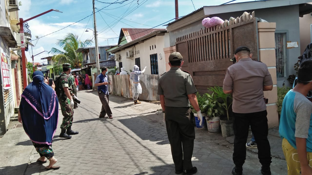 Kondisi sekitar rumah korban meninggal virus Corona disterilkan oleh petugas kesehatan (Foto:Ist)