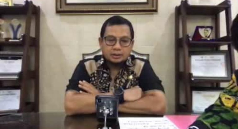 Iqbal Suhaeb saat saat melakukan video conference dengan wartawan di Balaikota Makassar, Kamis 26 Maret 2020