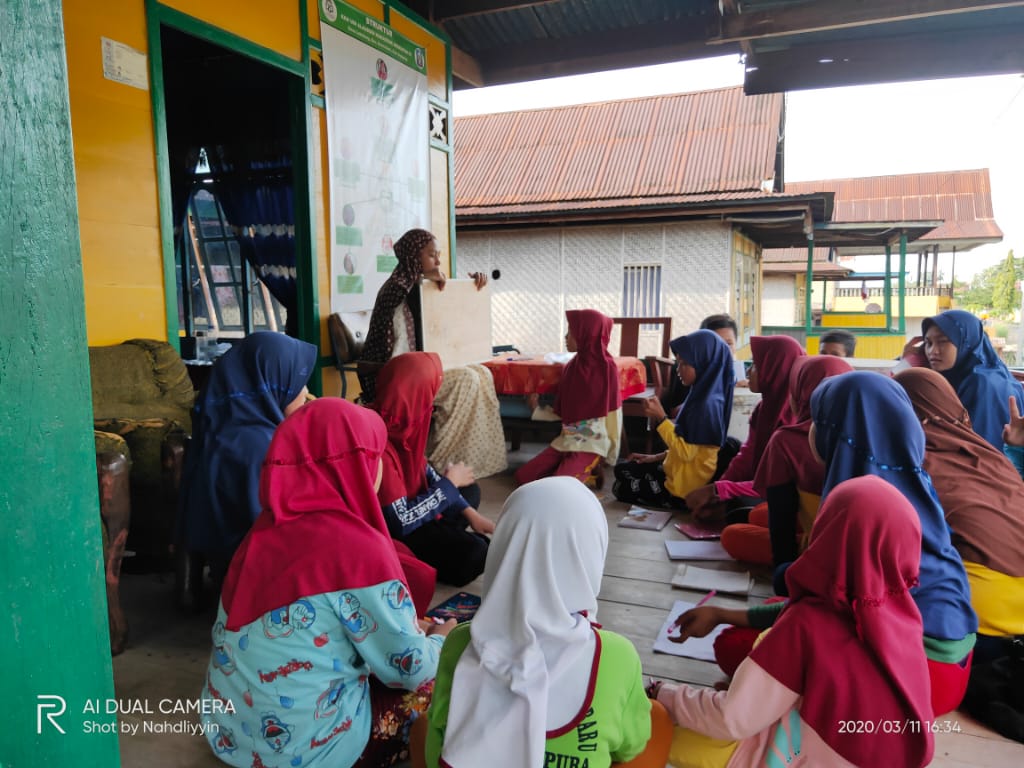 Mahasiswa KKN UIN Alauddin Makassar di Desa Labokong Soppeng pojok Learning Room (Foto:Muhdi Akbar)