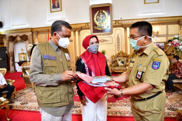 Gubernur Sulsel serahkan APD dan alat Rapid Test ke RSUD Kota Makassar (foto:hms)