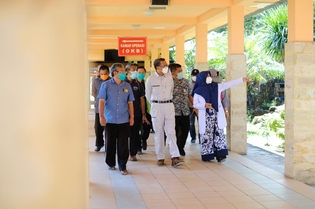 Gubernur Sulawesi Selatan, Nurdin Abdullah, meninjau kesiapan ruang isolasi berbintang di RSUD Sayang Rakyat