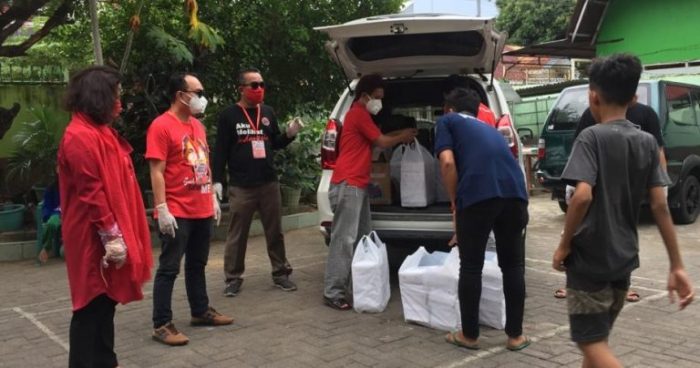 PDIP Makassar berbagi pake nasi untuk anak panti asuhan (Foto: Ist)