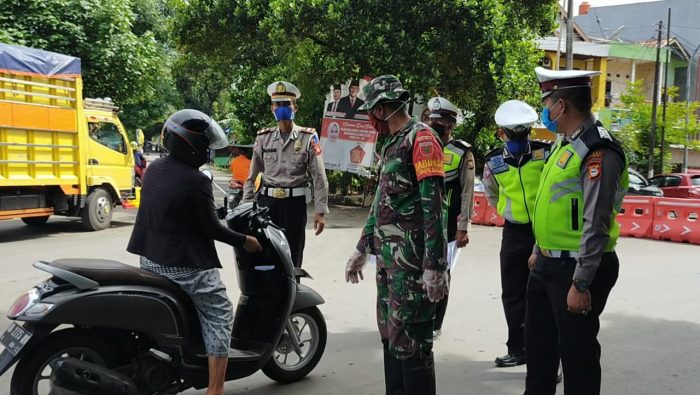 Satlantas Polres Gowa tahan pengendara yang tidak pakai masker (Foto: Ist)
