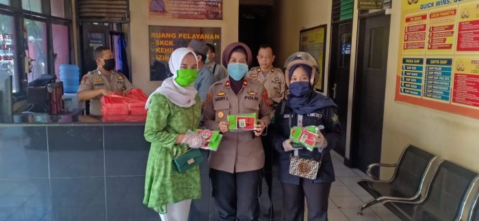 Fatayat NU kecamatan Bontoala Makassar bagikan masker di Polsek Bontoala