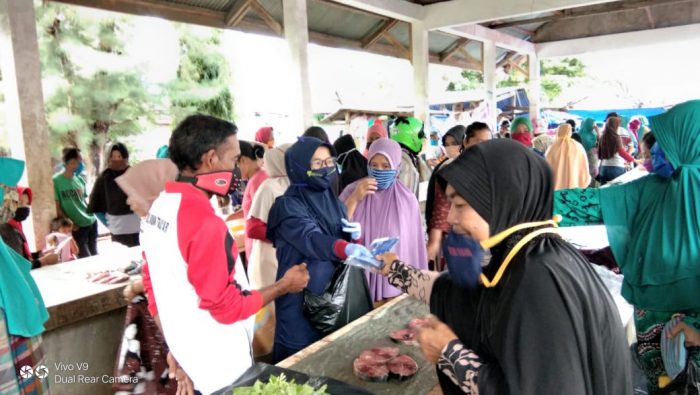 PERSAKMI Selayar Edukasi Warga dan Bagi-bagi Masker di Pasar Batangmata