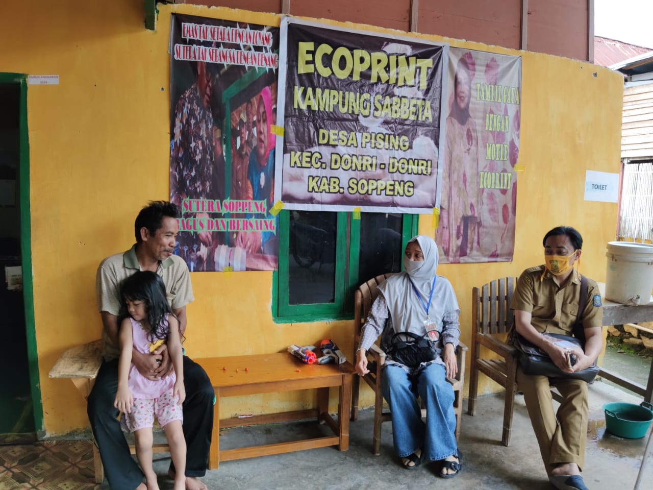 Nurdin, Pengrajin Sutera di Kampung Sabbeta, kecematan Donri-Donri curhat saat ke Andi Nurhidayati Zainuddin (Foto:Ist)
