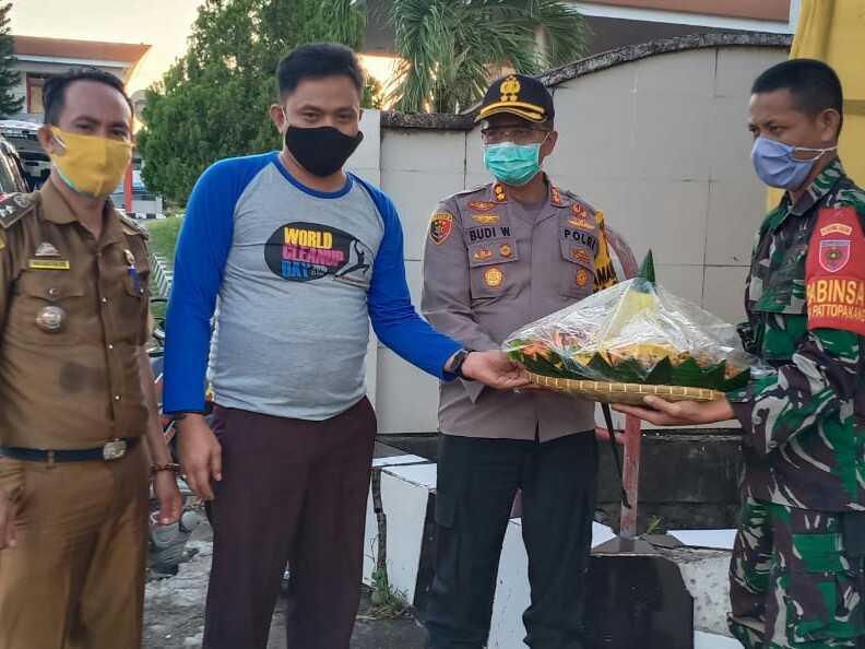 Kapolres Takalar Budi Wahyono bawakan nasi tumpeng petugas posko keamanan dan penagangan Covid-19 (Foto: Ist)
