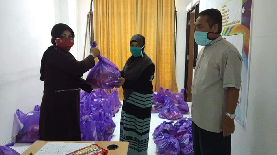 Dekan Fakultas Syariah dan Jukum UIN Alauddin Makassar serahkan paket sembako kepada tiap jurusan untuk mahasiswa