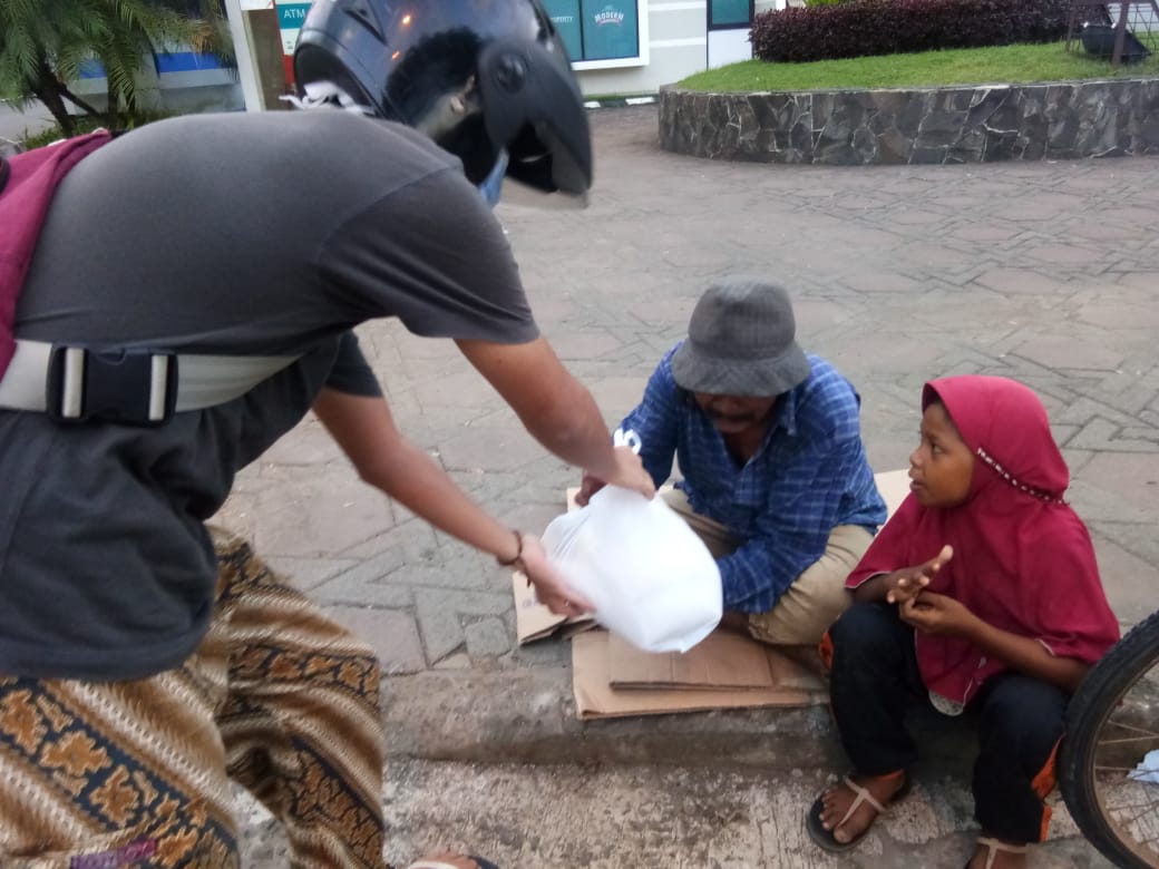 Mahasiswa MPI bagikan sembako kepada warga yang di jalan (Foto:Ist)