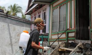 Kepala Desa Bontolebang Bersama Jajarannya Melakukan Penyemprotan Disinfektan Dirumah Warga