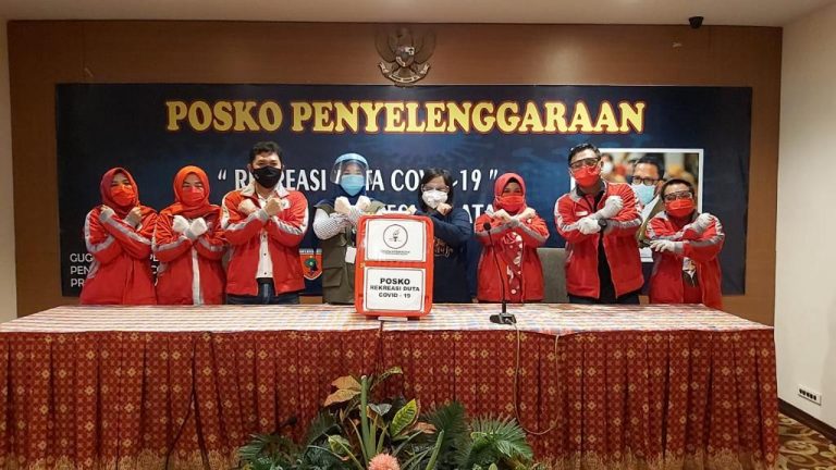 Taruna Merah Putih (TMP) PDI Perjuangan Sulawesi Selatan serahkan bantuan APD ke Gugus Tugas Makassar dan Sulsel Jumat (8/5/2020) Ist