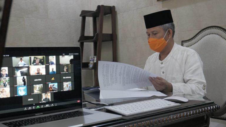Yusran saat melakukan meeting zoom dengan awak media, di Rujab Wali Kota Makassar, Jumat malam (22/5/20).