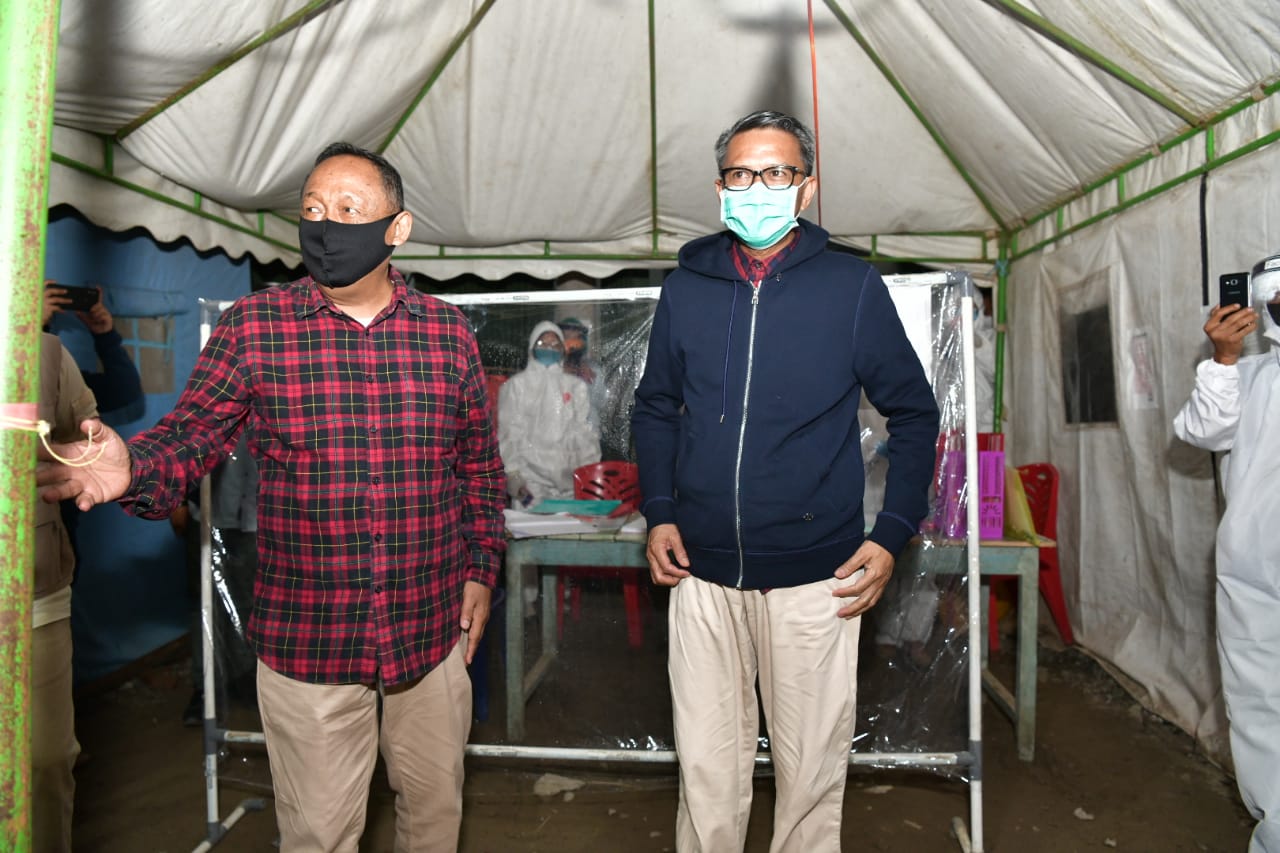 Nurdin Abdullah saat di posko Salokaraja di Kecamatan Maiwa, Perbatasan Sidrap - Enrekang ikuti protokol kesehatan