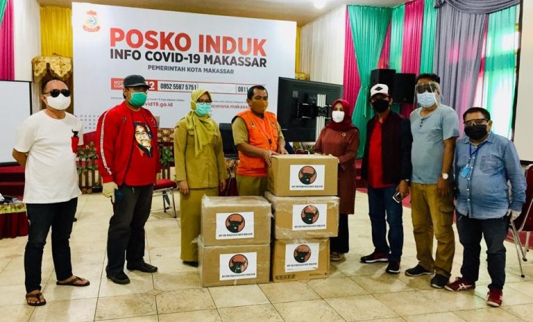 PDI Perjuangan kota Makassar serahkan bantuan APD ke Posko Gugus Covid-19 kota Makassar, Senin (18/5/20202)