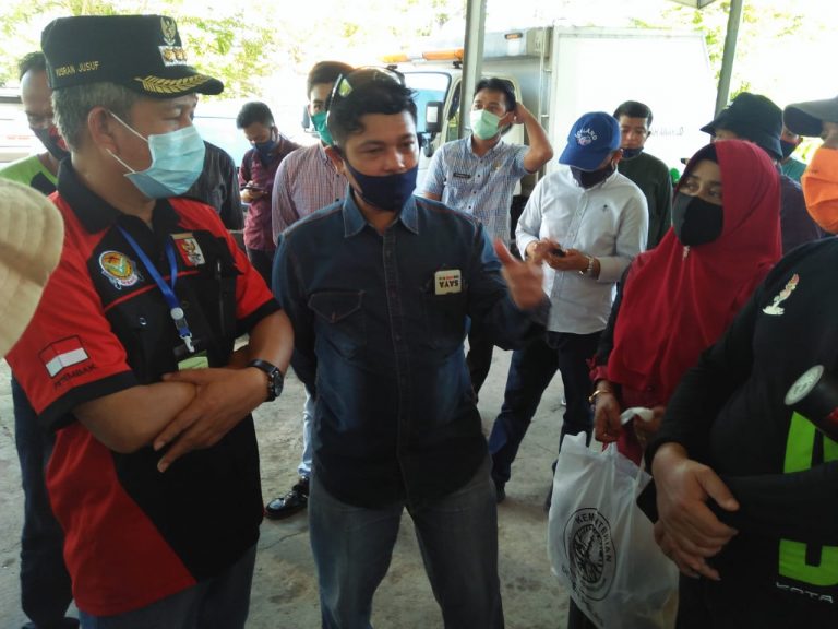 Pj Wali Kota Makassar saat berbincang dengan direktur bank sampah perwakilan dari beberapa kecamatan di kantor bank sampah pusat cabang Paccerakang, Sabtu (30/5/2020).