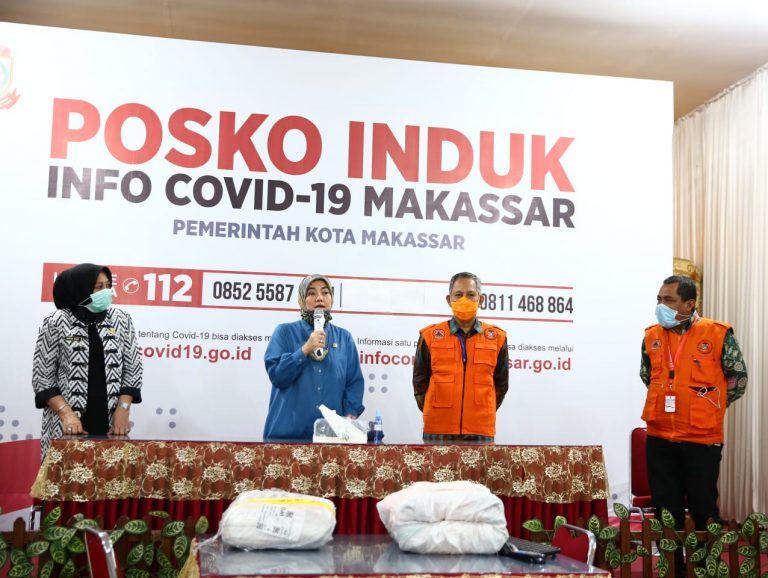 Pj Wali Kota Makassar, Yusran Yusuf (kanan) Aliyah Mustika Ilham (Kiri) saat di posko Covid-19 Makassar, Kamis, (14/5/2020)