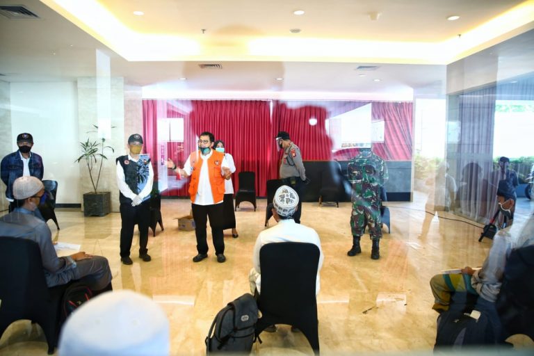 PJ Wali Kota Makassar, Iqbal saat diminta keterangan sejumlah wartawan usai menemui sejumlah warga pulau yang melakukan isolasi di Hotel Swiss Bell Makassar, Rabu (6/5/2020)