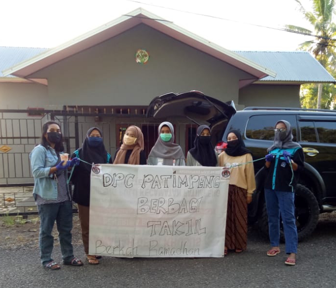 DPC Kepmi Bone Kecamatan Patimpeng berbagi takjil kepada pengendara Sabtu,(16/5/2020)