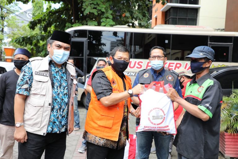 Paket sembako presiden diserahkan kepada buruh di Makassar oleh Iqbal Suhaeb