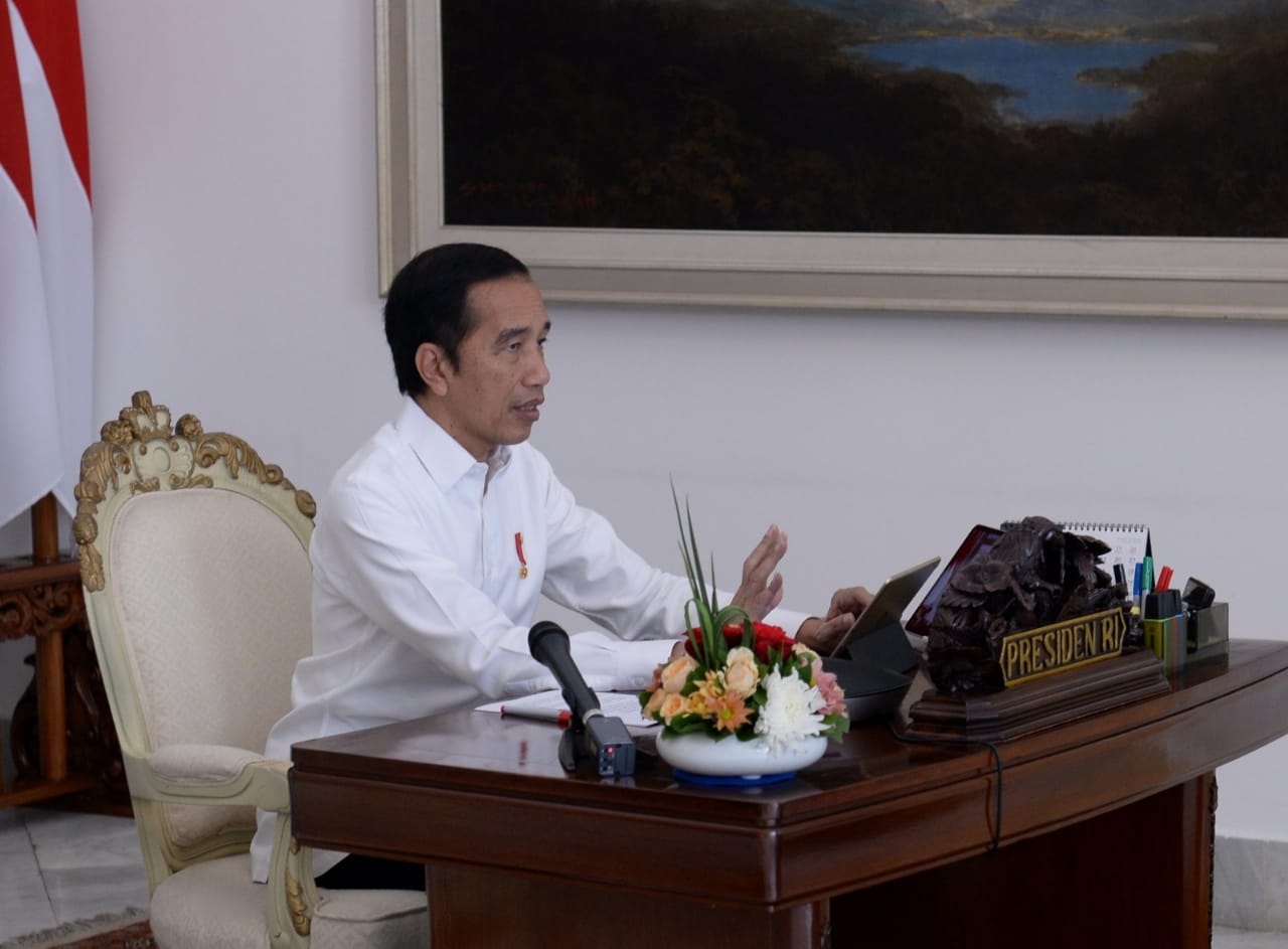 Presiden Jokowi saat rapat terbatas yang digelar melalui telekonferensi di Istana Kepresidenan Bogor, Jawa Barat, pada Senin, 4 Mei 2020.