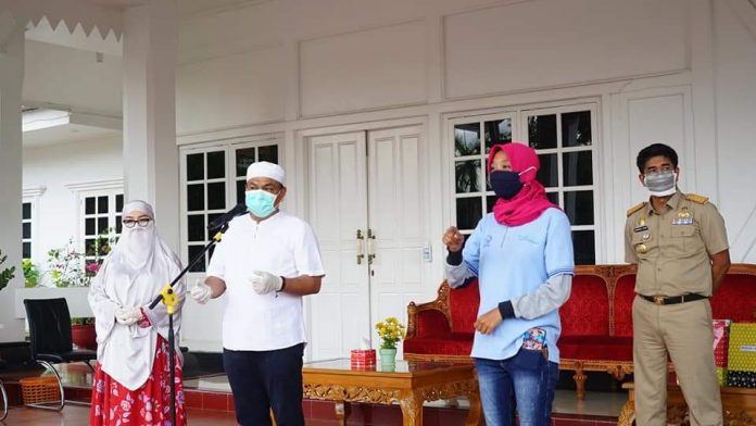 Bupati Bone Dr. Fahsar M. Padjalangi, didampingi Ketua Tim Penggerak PKK Bone Hj. Kurniaty A.Fahsar di rumah Jabatan Bupati, Jalan Petta Ponggawae Watampone, Selasa (19/5/2020).