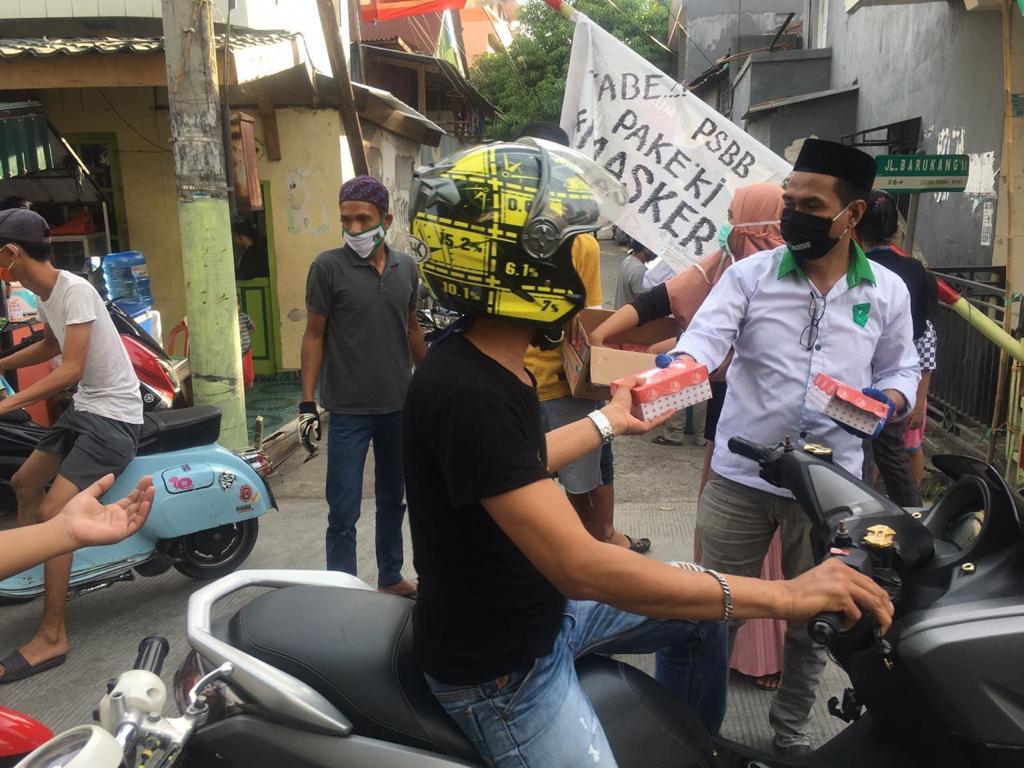 Teman Rachmat berbagi takjil ke penggendara motor (Foto:Ist)