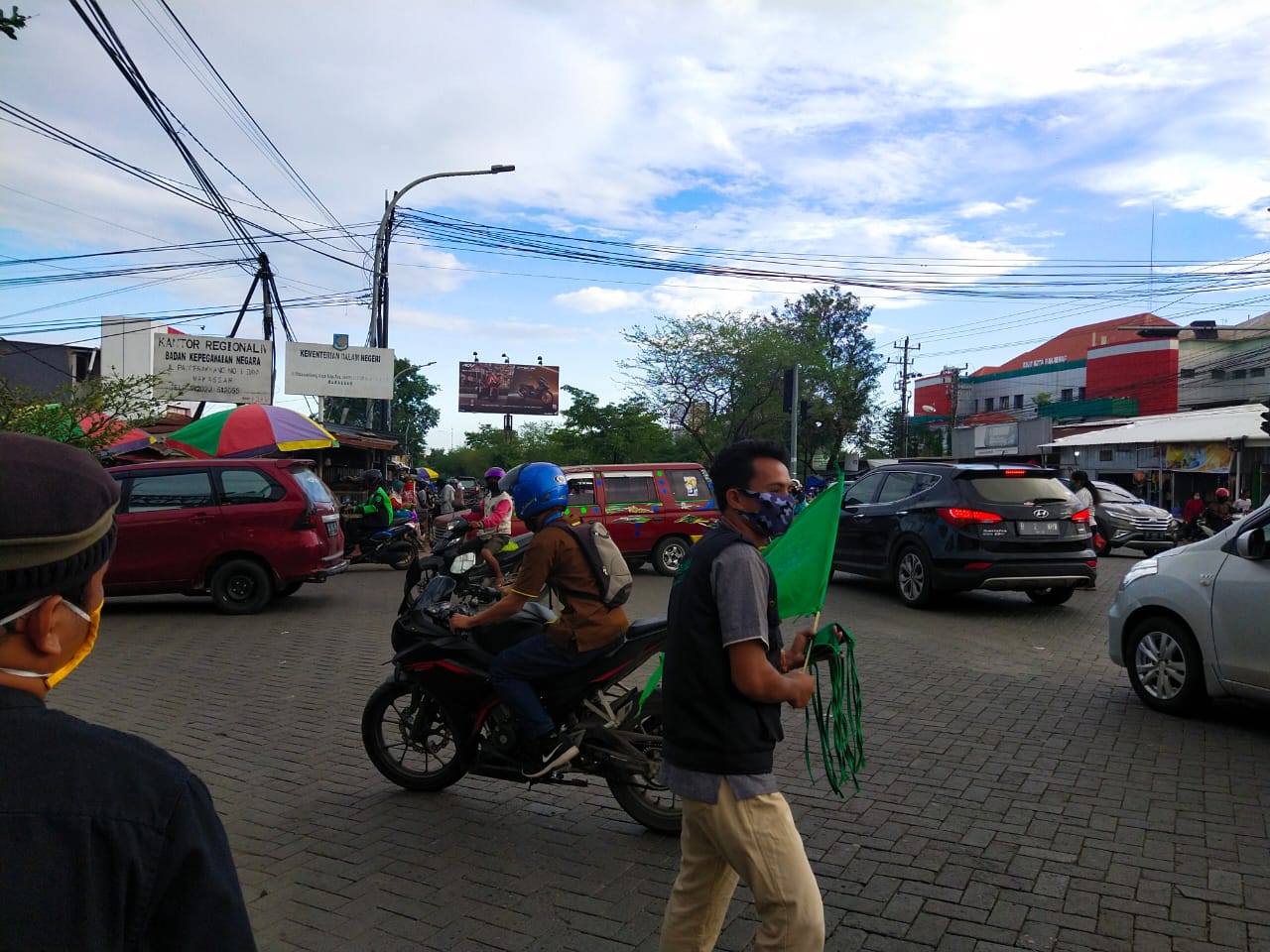 4 Lembaga di Makassar berbagi masker kepada pengendara di perempatan jalan Perintis Kemerdekaan (Foto:Ist)