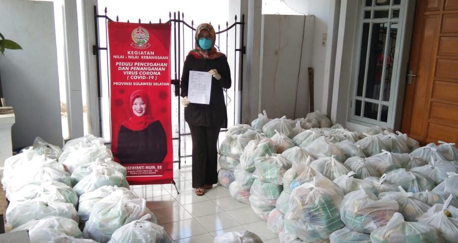 Anggota DPRD Provinsi Sulsel Risfayanti Muin dari Fraksi PDI Perjuangan, membagikan paket pangan di 4 kecamatan dalam lingkup Kota Makassar, Senin (11/5/2020)