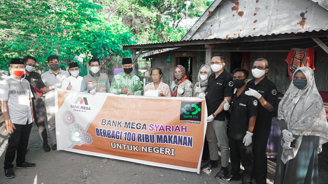 Lazisnu Kota Makassar dan Bank Mega Syariah saat menyalurkan paket buka puasa kepada warga Kamis (16/5/2020)