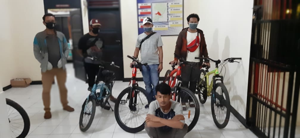 Pelaku diamankan di Polsek Pattallassang kabupaten Takalar beserta empat sepeda barang bukti pencuriannya Minggu (17/5/2020) ist