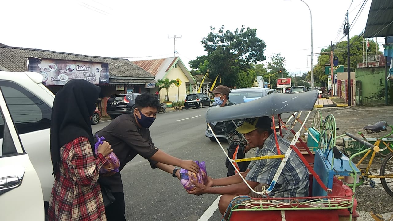 IKA SUPM berbagi sembako kepada tukang penarik bejak yang ada di pinggiran kota Watampone (Foto:Ist)
