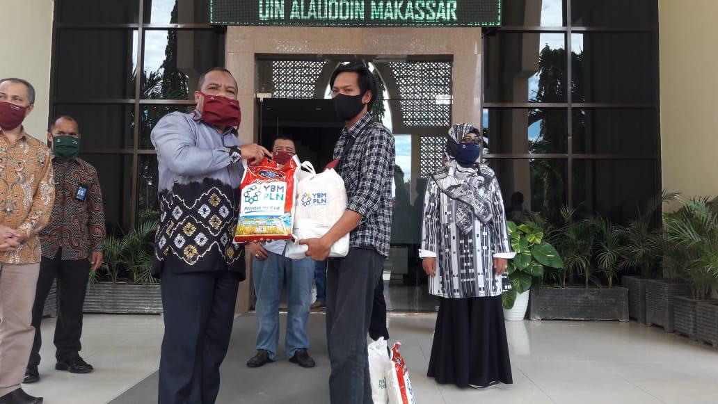 UPZ Baznas UIN Alauddin Makassar salurkan zakat fitrah pada tenaga harian kampus (Ist)