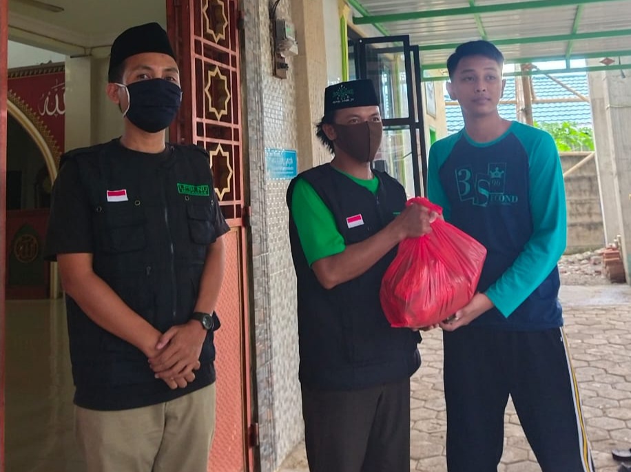 LPBI NU kota Makassar bantu marbot masjid yang ada di wilayah Makassar Jumat (8/5/2020) ist