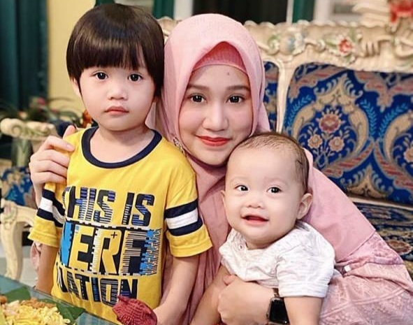 Anak dan mantan istri dokter Tirta (Foto: Instagram dr.tirta)